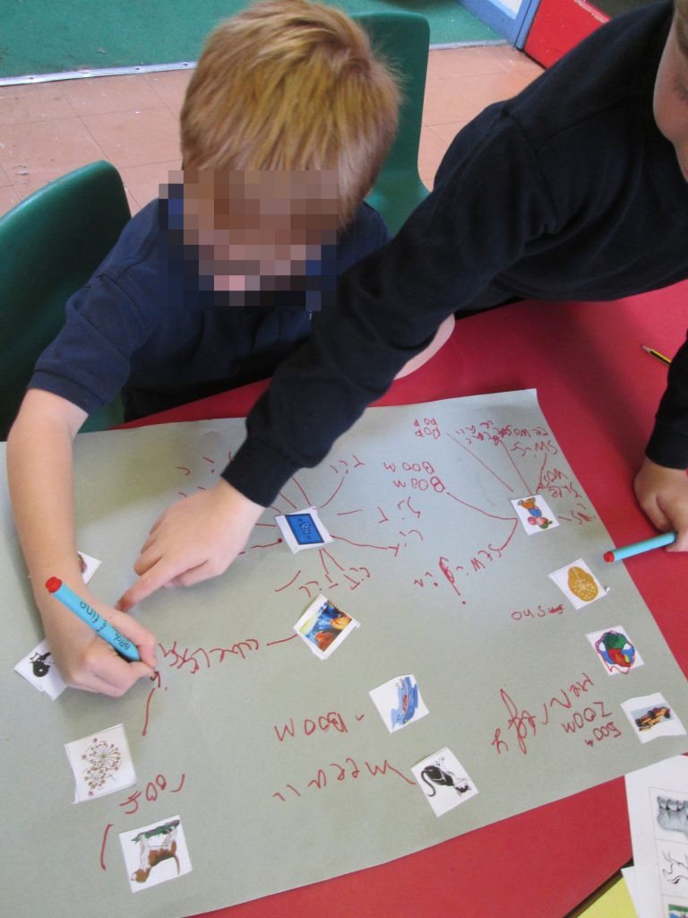 These children have chosen to gather onomatopoeic words using photos and sugar paper.